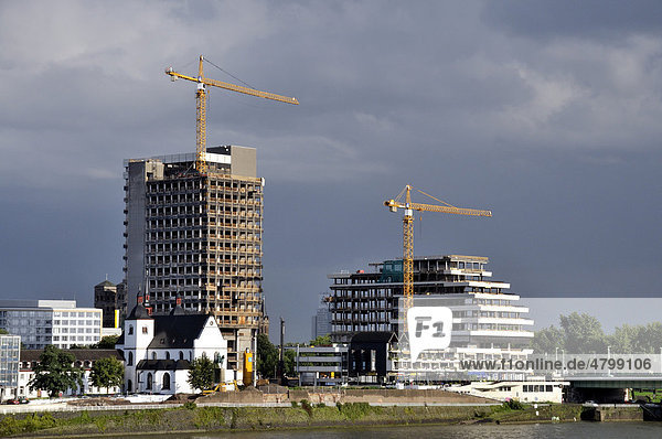 Das Lufthansa-Hochhaus  Sitz der deutschen Fluggesellschaft bis 2007  am Deutzer Rheinufer wird zum MaxCologne  Renovierung bis 2012  Köln  Nordrhein-Westfalen  Deutschland  Europa