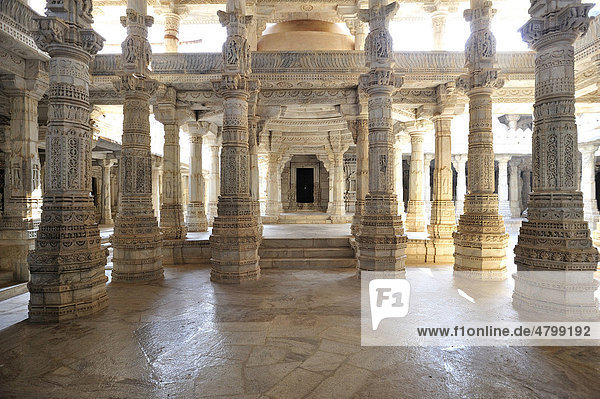 Innenhalle mit kunstvoll verzierten Säulen im Marmortempel Ranakpur  Tempel der Jain-Religion  Rajasthan  Indien  Asien