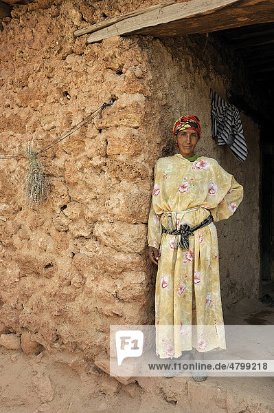Eine ältere Frau  Berberin  steht an ihrem Hauseingang  Mittlerer Atlas  Marokko  Afrika