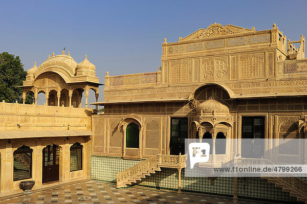 Kunstvoll mit Steinmetzarbeiten verzierte Sandsteinfassade und Innenhof in einem alten Haveli  Wohn- und Geschäftshaus reicher Kaufleute  Jaisalmer  Rajasthan  Indien  Asien