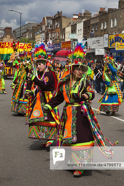 Bolivianische Tänzer beim Carnaval del Pueblo  lateinamerikanischer Karnevalsumzug in London  England  Großbritannien  Europa