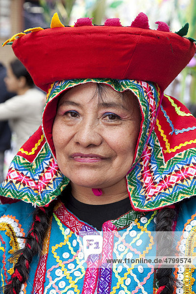Peruanische Frau mit traditioneller Kopfbedeckung  Portrait