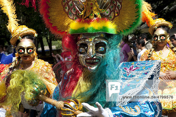 Bolivianische Karnevalskostüme und Karnevalsmasken  Carnaval del Pueblo  lateinamerikanischer Karnevalsumzug in London  England  Großbritannien  Europa