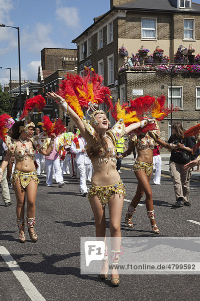 Samba-Tänzerinnen beim Hackney-Karneval 2010  Karnevalsumzug  London  England  Großbritannien  Europa