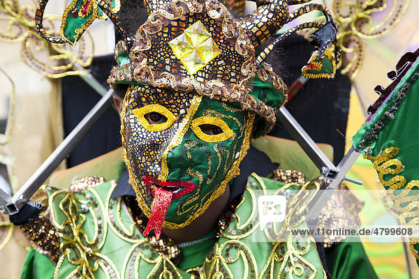 Mann mit Schlangenmaske  Notting Hill Carnival  Karneval  London  England  Großbritannien  Europa