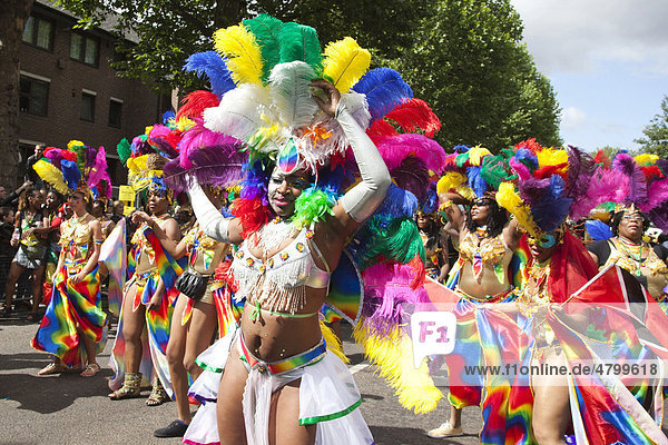 Farbenfroher Karnevalsumzug  Notting Hill Carnival  Karneval  London  England  Großbritannien  Europa