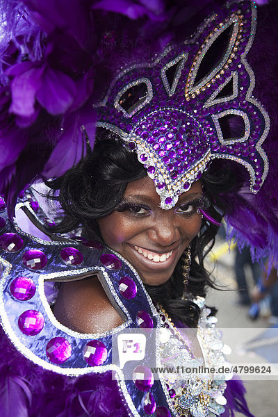 Porträt einer Samba-Tänzerin  Notting Hill Carnival  Karneval  London  England  Großbritannien  Europa