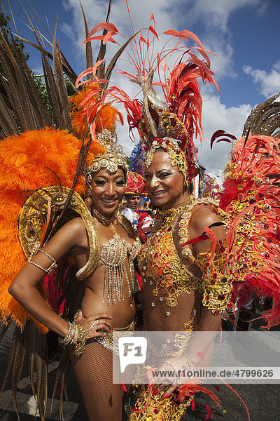 Zwei Samba-Tänzerinnen  Kostüme  Notting Hill Carnival  Karneval  London  England  Großbritannien  Europa