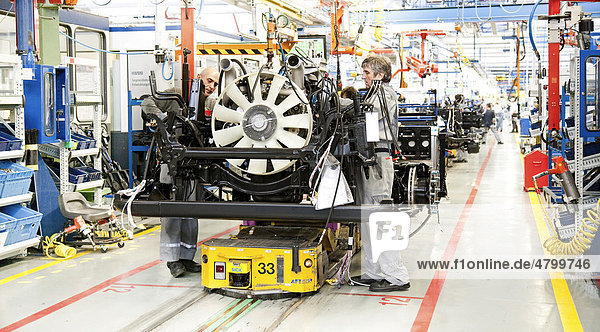 Einbau des Motors  LKW-Produktion  Man AG  München  Bayern  Deutschland  Europa