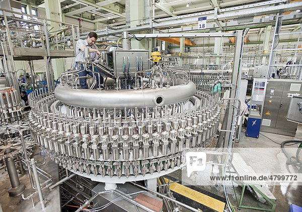 Mitarbeiter legen elektrische Kabel während der Endmontage einer Getränkeabfüllanlage der Firma Krones AG  Neutraubling  Bayern  Deutschland  Europa