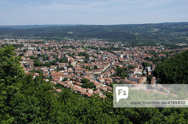 Blick über die Stadt Mazamet  Tarn  Frankreich  Europa