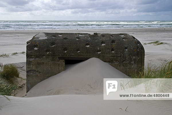 Alter deutscher Bunker mit Einschusslöchern am Strand  Henne Strand  Westjütland  Dänemark  Europa
