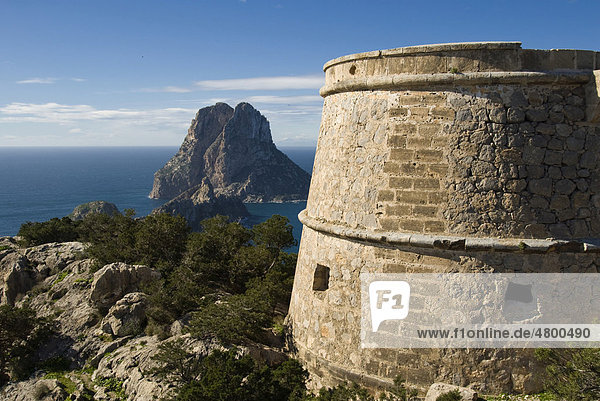 Turm von Es Savinar und die Felseninsel Es Vedra  Ibiza  Spanien  Europa