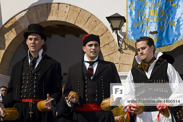 Mitglieder einer Folklore-Gruppe mit Kastagnetten  Ibiza  Spanien  Europa