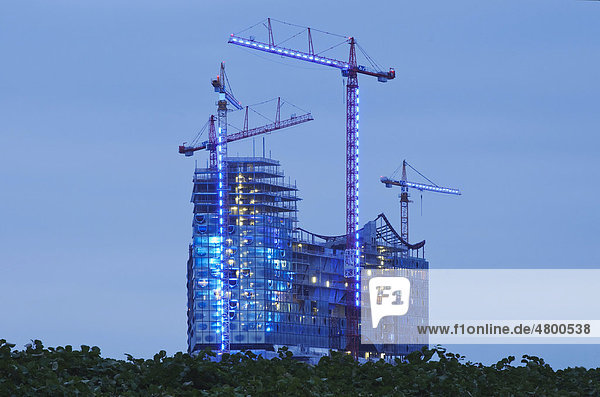 Blau illuminierte Elbphilharmonie im Hamburger Hafen anlässlich der Cruise Days 2010  Kunstprojekt Blue Port des Künstlers Michael Batz  Hamburg  Deutschland  Europa