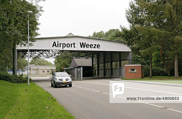 Checkpoint des ehemaligen Royal Air Force-Stützpunktes Laarbruch an der Einfahrt zum Flughafen Airport Weeze  Weeze  Niederrhein  Nordrhein-Westfalen  Germany  Europe