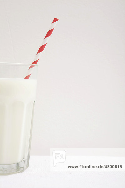 Glas Milch mit Strohhalm  weiß