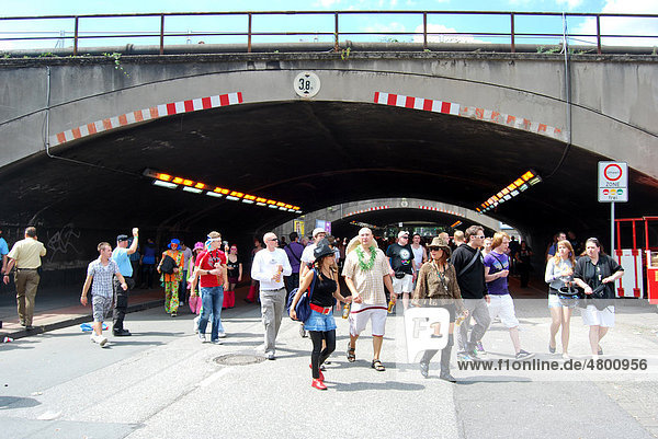 Loveparade 2010  durch einen Tunnel gelangen die Besucher auf das Veranstaltungsgelände  Duisburg  ehemaliger Güterbahnhof  Ruhrgebiet  Nordrhein-Westfalen  Deutschland  Europa