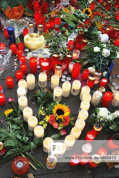 Hunderte Kerzen  zum Gedenken der Opfer der Massenpanik auf der Loveparade 2010  Duisburg  Ruhrgebiet  Nordrhein-Westfalen  Deutschland  Europa