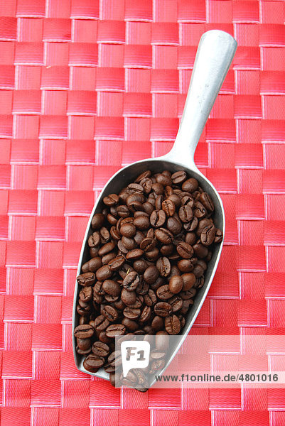 Mehlschaufel mit Kaffeebohnen