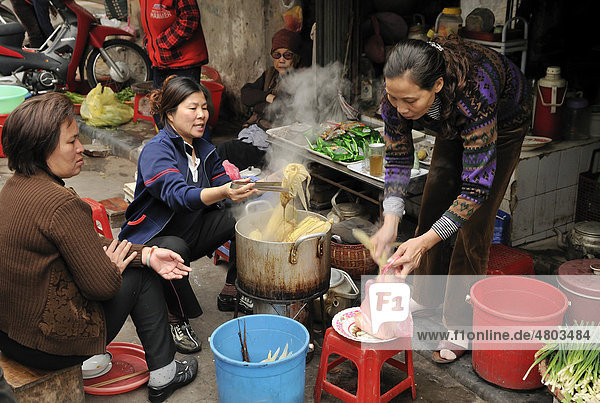 Frauen kochen Maiskolben am Dong Xuan Markt  Altstadt von Hanoi  Vietnam  Südostasien