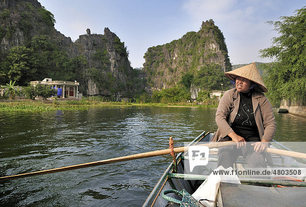 Im Boot  Tam Coc Region  Umgebung von Ninh Binh  trockene Halong Bucht  Vietnam  Südostasien