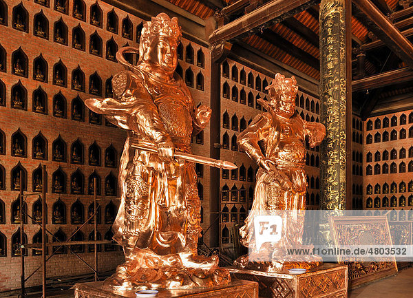 Restaurierte Statuen auf der Baustelle der Pagode Chua Bai Dinh wird eine der größten Pagoden Südostasiens bei Ninh Binh Vietnam Südostasien