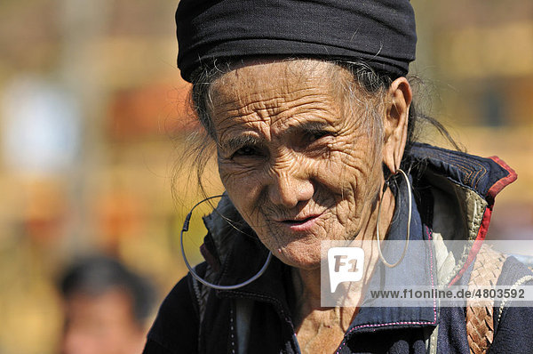 Woman at the market of Sa Pa or Sapa  Black Hmong ethnic minority group  North Vietnam  Vietnam  Asia