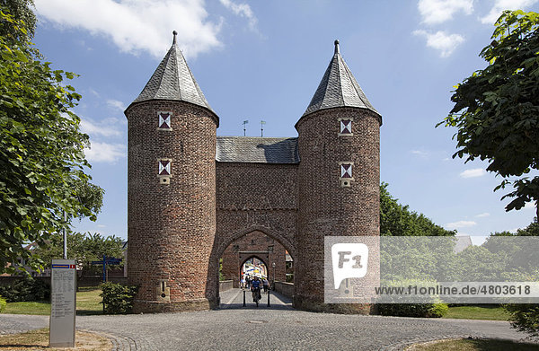 Das nördliche Stadttor von Xanten  das Klever Tor  Nordwall  Xanten  Nordrhein-Westfalen  Deutschland  Europa