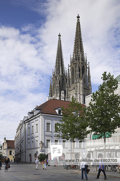 Blick vom Neupfarrplatz zum Dom St. Peter  davor schöne Häuser  Altstadt  Unesco Weltkulturerbe  Regensburg  Oberpfalz  Bayern  Deutschland  Europa