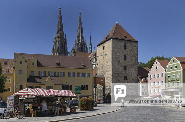 Alter Kornmarkt square with stand  view over the Herzogshof palace and Roemerturm or Heidenturm tower on the Regensburg cathedral of St. Peter  old town  UNESCO World Heritage Site  Regensburg  Upper Palatinate  Bavaria  Germany  Europe