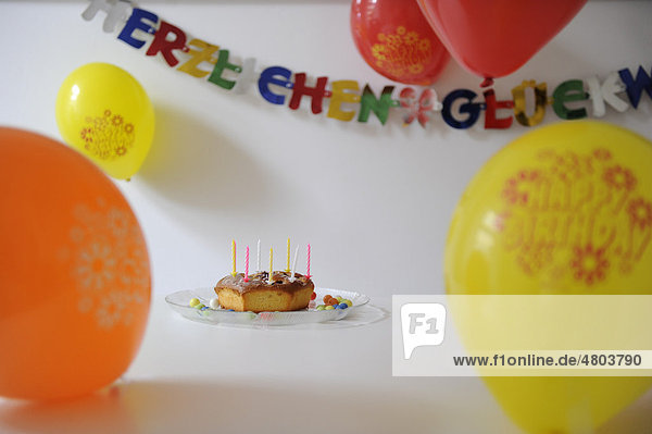 Geburtstagskuchen  Luftballons  Dekoration  Kindergeburtstag