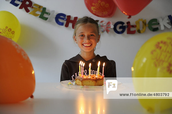 Geburtstagskuchen  Luftballons  Dekoration  Kindergeburtstag eines acht Jahre alten Mädchens