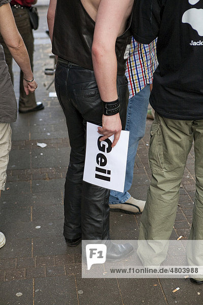 Mann hält Schild mit der Aufschrift Geil  Christopher Street Day in Köln  Nordrhein-Westfalen  Deutschland  Europa