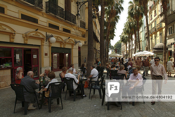 Puerta del Mar  Straße und Flaniermeile in der Altstadt von Malaga  Costa del Sol  Andalusien  Südspanien  Spanien  Europa