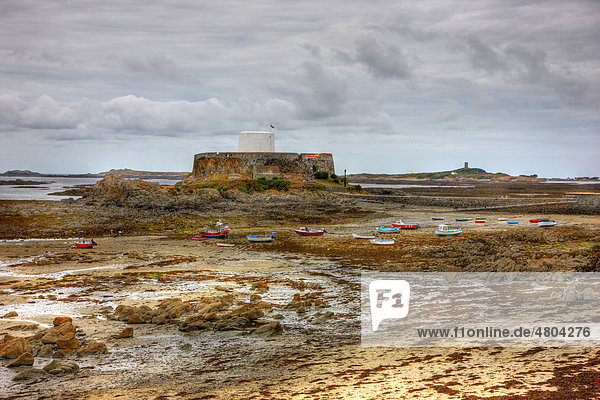 Fort Grey  heute ein Museum  Boote liegen bei Ebbe auf dem Meeresboden  Rocquaine Bay  Guernsey  Kanalinseln  Europa