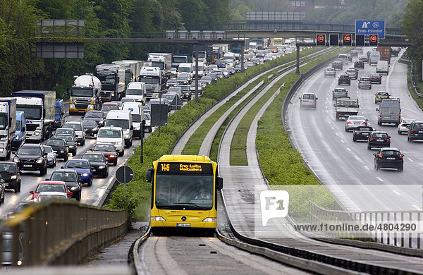 Verkehrsstau auf der Autobahn A40  Ruhrschnellweg  vor einer Langzeitbaustelle zwischen Essen und Gelsenkirchen  Busspur  Spurbus auf dem Mittelstreifen  Nordrhein-Westfalen  Deutschland  Europa