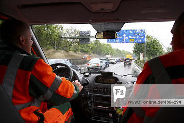 Employees of the Dortmund highway maintenance on road patrol  NRW department of transportation  A40 motorway or Ruhrschnellweg  Gelsenkirchen  North Rhine-Westphalia  Germany  Europe
