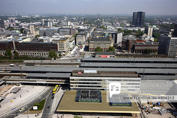 Innenstadt  mit Rathaus  Hauptbahnhof  Essen  Nordrhein-Westfalen  Deutschland  Europa