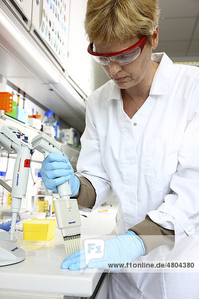 Labor  eine Mitarbeiterin bringt mit einer Mehrfachpipette Proteinproben auf eine Kristallisationsplatte auf  Zentrum für medizinische Biotechnologie der Universität Duisburg-Essen  Nordrhein-Westfalen  Deutschland  Europa