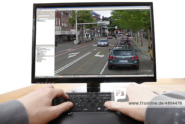 Person sitzt am Computer  arbeitet mit Google Street View  Detailbild von einem Teil der Innenstadt von Amsterdam  Personen und KFZ-Kennzeichen sind unkenntlich gemacht worden