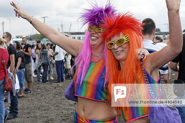 Zwei schrill kostümierte ältere Frauen  Raverinnen  Loveparade 2010  Duisburg  Nordrhein-Westfalen  Deutschland  Europa