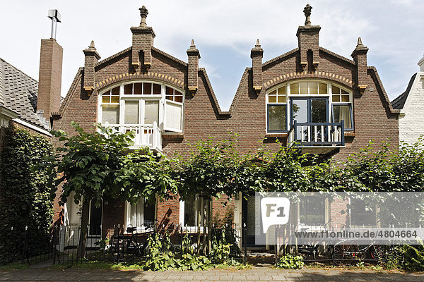 Historische Einfamilienhäuser mit Ziergiebel an der Nordsingel  Middelburg  Walcheren  Provinz Zeeland  Niederlande  Benelux  Europa