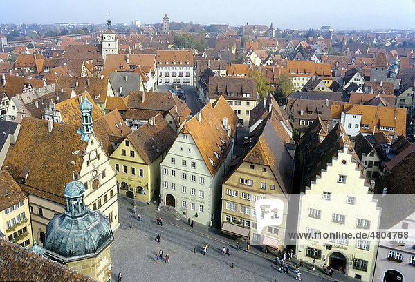 Stadtansicht vom Rathausturm  historische Häuser am Marktplatz  Rothenburg ob der Tauber  Franken  Bayern  Deutschland  Europa