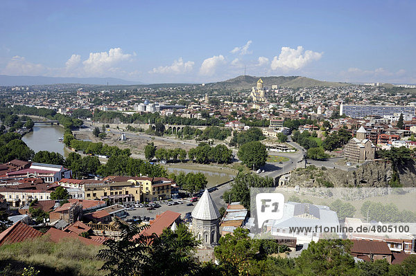 Panorama mit Fluss Kura oder Mtkwari  Präsidentenpalast  Sameba-Kathedrale oder Dreifaltigkeits-Kathedrale  und vorn Metechi-Kirche  Altstadt Kala  Tiflis  Georgien  Vorderasien