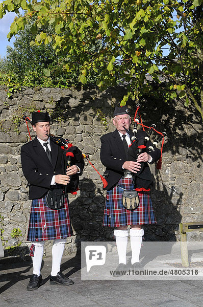 Iren mit Kilt und Schiffchen spielen den Dudelsack beim Fleadh Cheoil 2009  größtes Folk-Musikfest in Tullamore  County Offaly  Midlands  Republik Irland  Europa
