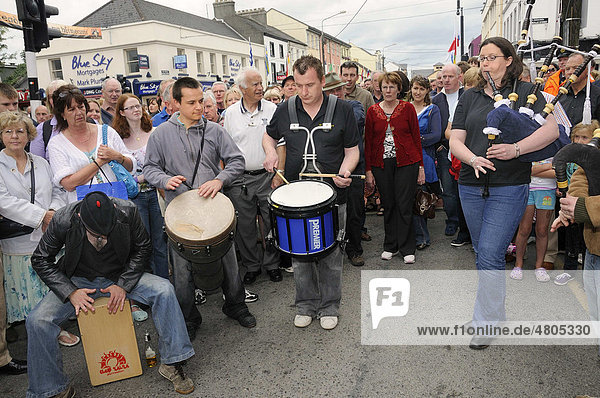 Dudelsackspieler und Trommler bei einer irische Session auf der Straße  Musikfest Fleadh Cheoil na hEireann in Tullamore  County Offaly  Midlands  Republik Irland  Europa