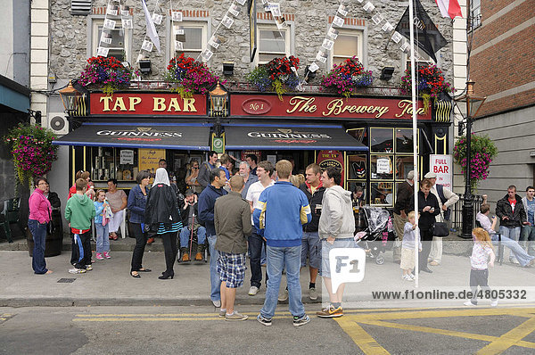 Guests in front of a pub in Tullamore  County Offaly  Midlands  Ireland  Europe