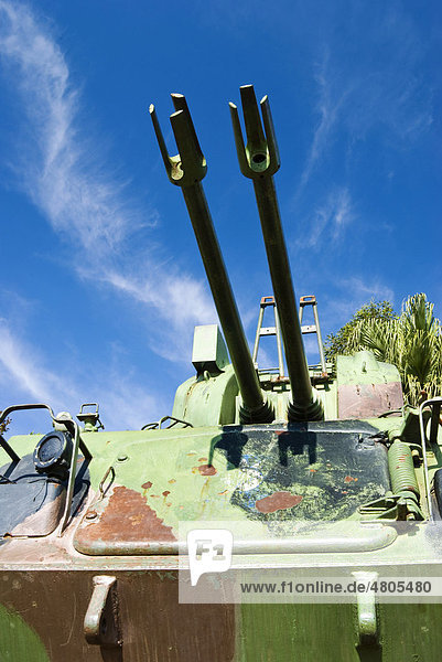 Kanonenläufe eines Panzers zeigen nach oben