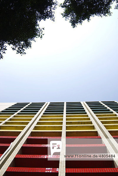Bunte Fassade eines modernen Gebäudes  Froschperspektive